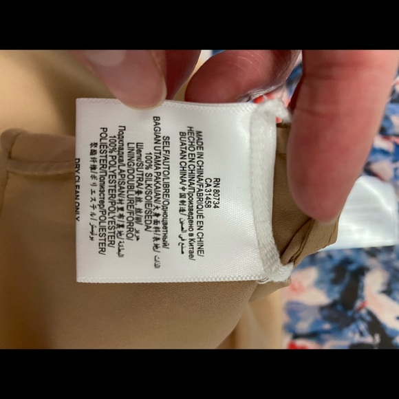 Floral dress, past the knees, with lining inside. - Picture 7 of 7